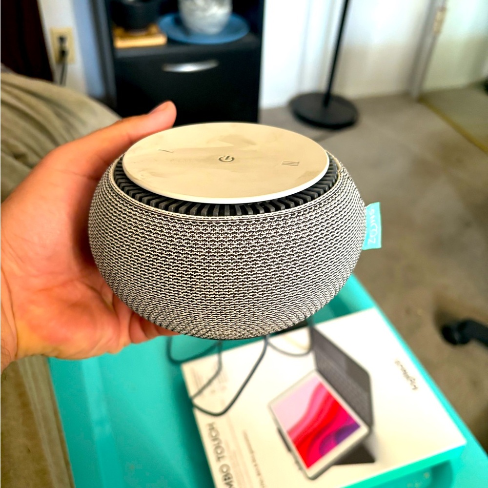 SNOOZ white noise sleep machine